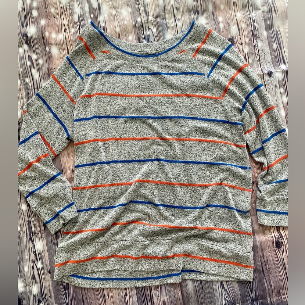 3/4 Sleeve Raglan Sleeve Top - Picture 2 of 4